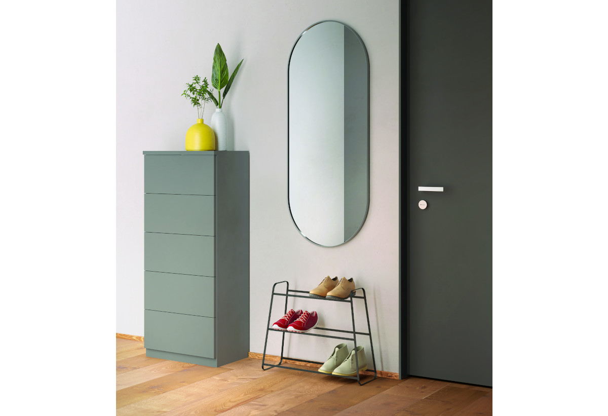 Απεικονίζεται η παπουτσοθήκη σε ένα υπνοδωμάτιο.